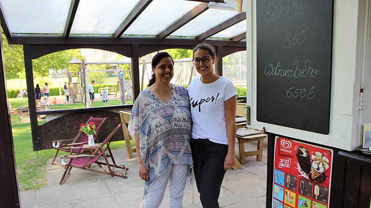 Astrid Bergmann (links) ist die neue Pächterin des Minigolfplatzes und des dazugehörigen Kiosks. Tochter Laura Bergmann hilft an Wochenenden und Feiertagen mit. Foto: Julia Raab