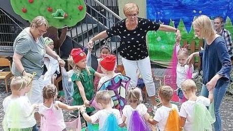 Mit gro&szlig;em Einsatz f&uuml;hrten insgesamt 33 Kinder der Kindertagesst&auml;tte Jesserndorf die Geschichte der kleinen Raupe "Nimmersatt" auf. Foto: pr