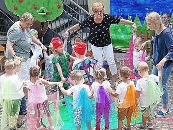 Mit großem Einsatz führten insgesamt 33 Kinder der Kindertagesstätte Jesserndorf die Geschichte der kleinen Raupe "Nimmersatt" auf. Foto: pr