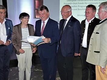 Die Freude war groß, als Regierungspräsidentin Heidrun Piwernetz den Förderbescheid an Verbandsvorsitzenden und Landrat Klaus Peter Söllner übergab. Foto: Werner Reißaus