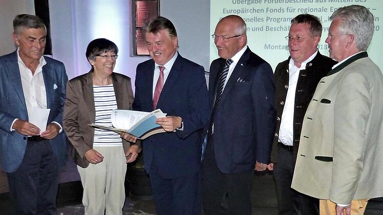 Die Freude war groß, als Regierungspräsidentin Heidrun Piwernetz den Förderbescheid an Verbandsvorsitzenden und Landrat Klaus Peter Söllner übergab. Foto: Werner Reißaus