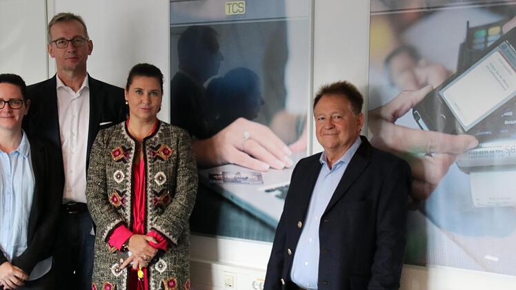 Die geschäftsführenden Gesellschafter Gerhard Osterrieder (von rechts) und Nina Jäger, der Geschäftsführer am Bamberger Standort Hubert Spiegler und Betriebsrätin Carina Krauß. Foto: Sebastian Schanz
