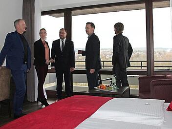 Moderner Zimmerstandard: In den nächsten dreieinhalb Monaten sollen alle Zimmer des Kurhotels in Bad Rodach auf einen einheitlichen Standard gebracht worden sein. Von links: Lutz Lange, Stine Michel, Sebastian Straubel, Tobias Ehrlicher und Martin Lüders.  Foto: Jutta Rudel