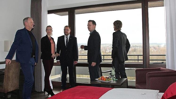 Moderner Zimmerstandard: In den nächsten dreieinhalb Monaten sollen alle Zimmer des Kurhotels in Bad Rodach auf einen einheitlichen Standard gebracht worden sein. Von links: Lutz Lange, Stine Michel, Sebastian Straubel, Tobias Ehrlicher und Martin Lüders.  Foto: Jutta Rudel