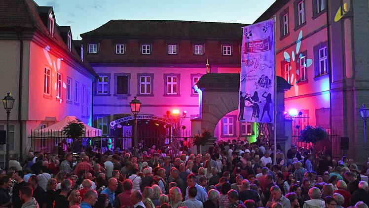 Rund 800 Gäste kamen zur Auftaktveranstaltung der Open-Air-Konzertreihe "abend.licht" des Kulturamts Haßfurt live im Rathausinnenhof und auf dem Platz vor der Stadthalle. Dabei wurde erstmals auch die neue Fahne des Kulturamts präsentiert. Foto: Ulrike Langer