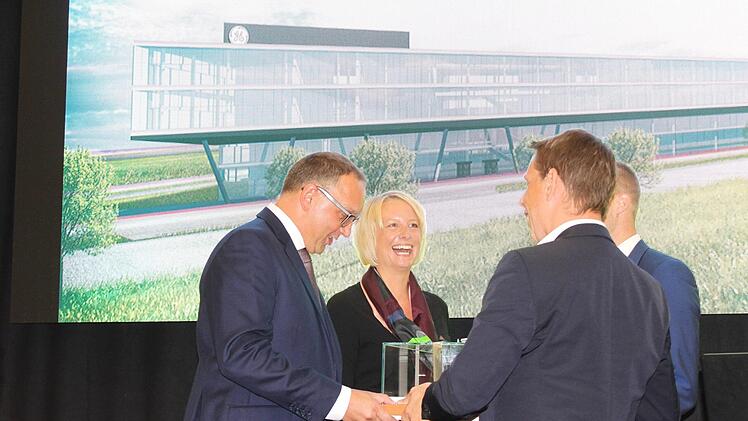 Frank und Kerstin Herzog, Gründer von Concept Laser, erhalten als Geschenk ein 3D-Modell des Firmenneubaus aus den Händen von Andreas Rohregger, der bei GE Additive für die Immobilien zuständig ist. Fotos: Ramona Popp