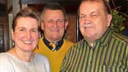 Die stellvertretende CSU-Kreisvorsitzende Doris Leithner-Bisani gratuliert dem Bürgermeisterkandidaten Karl Schott zur Nominierung. Im Hintergrund Ortsvorsitzende Herbert Opel Foto: K.-P. Wulf