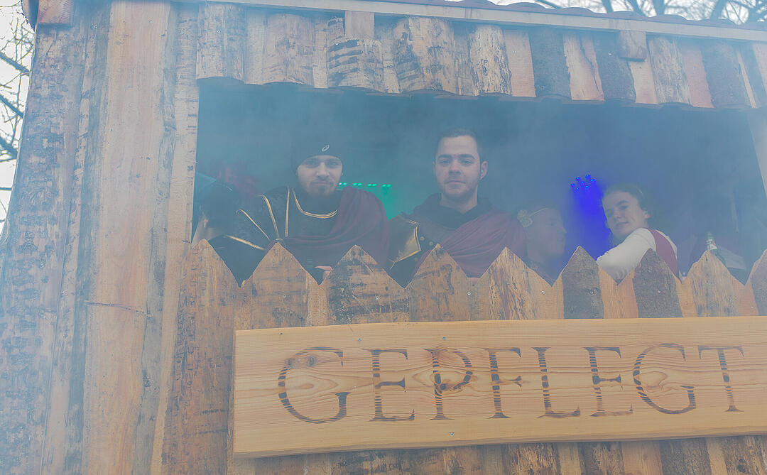 Buntes Faschingstreiben begeistert groß und klein.