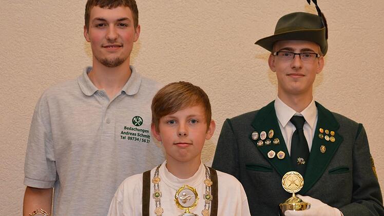 Das Jugendkönigshaus besteht aus (v. l.) 2. Ritter Thomas Rottenberger, König Maximilian Zink und 1. Ritter Sebastian Kessler.