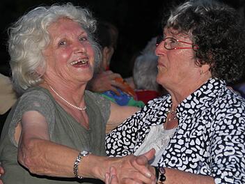 Marieluise Geyer und Anne Rousseau waren nicht die einzigen, die ausgelassen tanzten. Fotos: Ulrike Müller