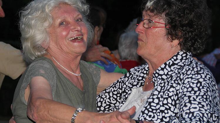 Marieluise Geyer und Anne Rousseau waren nicht die einzigen, die ausgelassen tanzten. Fotos: Ulrike Müller