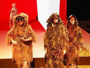 Fantasiekostüme auf schiefer Ebene: Die Konquistadoren in "Goldland" Foto: Theater Augsburg/Nik Schölzel