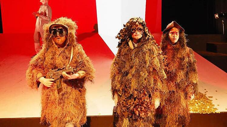 Fantasiekostüme auf schiefer Ebene: Die Konquistadoren in "Goldland" Foto: Theater Augsburg/Nik Schölzel