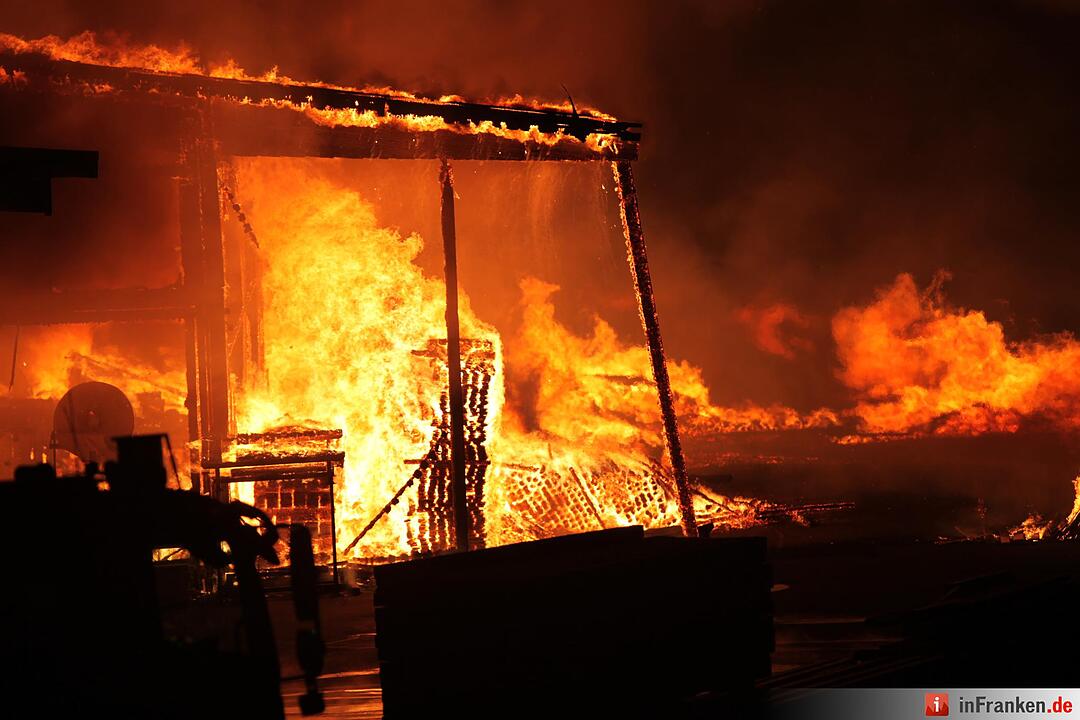 Riesiges Flammeninferno zerstoert grosses Saegewerk - Meterhohe Flammen
