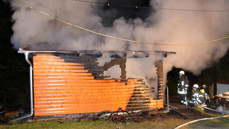Zum Brand eines Gartenhäuschens in Bad Kissingen ist die Feuerwehr in der Nacht zum Donnerstag ausgerückt. Foto: Peter Rauch