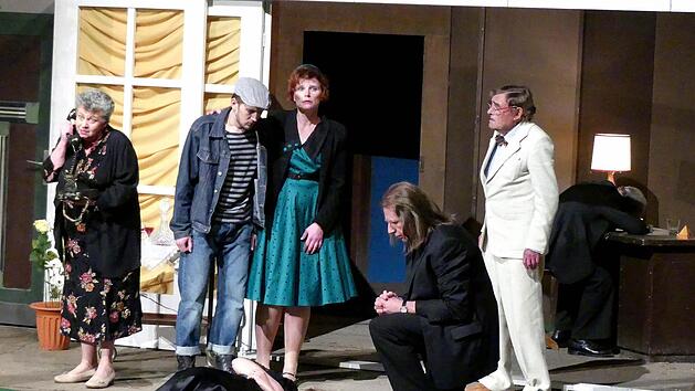 Vor Miss Marple (Sonja Bayer), Dennis (Fabian B&uuml;tterich), Pfarrersfrau Griselda (Andrea Vie&szlig;mann), Pfarrer Len Clement (Rainer Dohlus), und Dr. John Haycock (Horst Thor) liegt pl&ouml;tzlich eine zweite Leiche (Patricia Wagner). Foto: Dieter H&uuml;bner