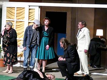 Vor Miss Marple (Sonja Bayer), Dennis (Fabian Bütterich), Pfarrersfrau Griselda (Andrea Vießmann), Pfarrer Len Clement (Rainer Dohlus), und Dr. John Haycock (Horst Thor) liegt plötzlich eine zweite Leiche (Patricia Wagner). Foto: Dieter Hübner