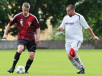 Club-Legende Marek Mintal (rechts) legte für Victoria Erlangen einen überzeugenden Auftritt hin. Vielleicht lag das auch an der durchaus vertrauten Kombination der Trikotfarben. Foto: Sebastian Baumann