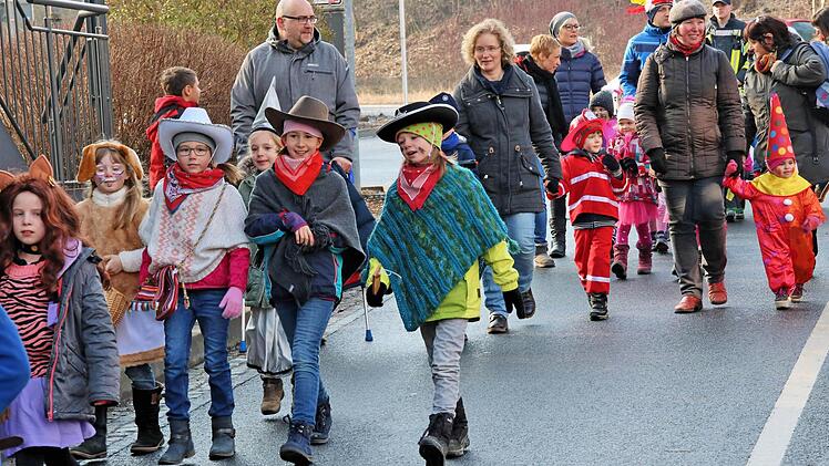 Bei Sonnenschein tanzen, schunkeln und singen kleine und große Narren beim "Faschingsfez" auf dem Anger. Nicht nur die Organisatoren freut's. Foto: Dieter Britz