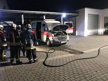 In der Nacht zum 12. November 2016 brannte ein Einsatzfahrzeug der Wasserwacht auf dem Gelände des Kulmbacher BRK. Derzeit läuft in Bayreuth der Prozess gegen einen 35-Jährigen. Foto: Archiv
