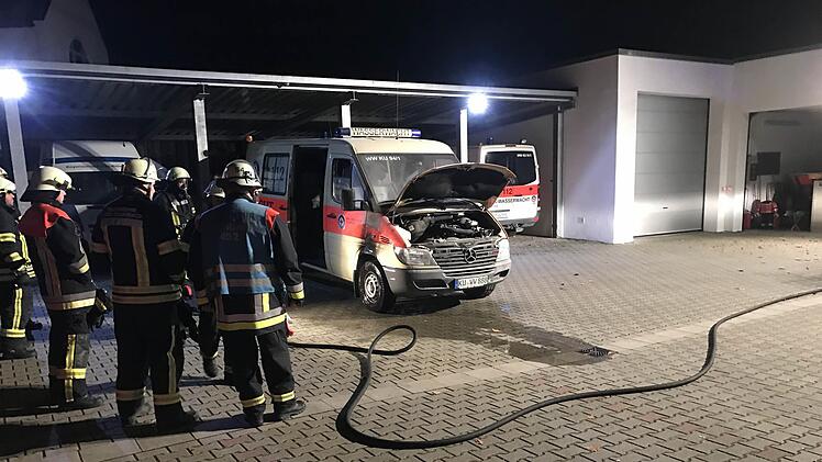In der Nacht zum 12. November 2016 brannte ein Einsatzfahrzeug der Wasserwacht auf dem Gelände des Kulmbacher BRK. Derzeit läuft in Bayreuth der Prozess gegen einen 35-Jährigen. Foto: Archiv