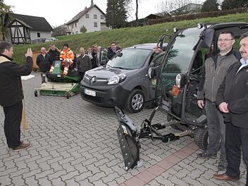 Pfarrer Matthias Steffel bei der Weihe der neuen gemeindlichen Fahrzeuge.         Foto: Mathias  Erlwein