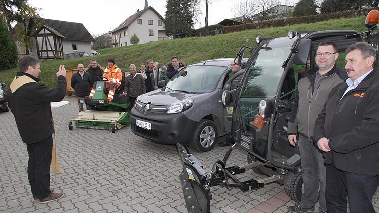 Pfarrer Matthias Steffel bei der Weihe der neuen gemeindlichen Fahrzeuge.         Foto: Mathias  Erlwein