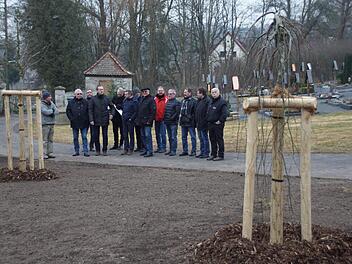 Sehr zufrieden zeigten sich die Mitglieder des Eltmanner Bauausschusses mit den Umgestaltungsmaßnahmen im Friedhof Dippach. Hier gibt es nun alle Formen der Urnenbestattung, ob mit Namenstafel und Bepflanzung, mit Namen unter Friedbäumen oder ganz anonym. Auch "Sternenkinder" können hier beigesetzt werden.  sw