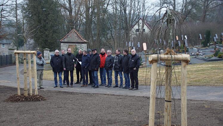 Sehr zufrieden zeigten sich die Mitglieder des Eltmanner Bauausschusses mit den Umgestaltungsmaßnahmen im Friedhof Dippach. Hier gibt es nun alle Formen der Urnenbestattung, ob mit Namenstafel und Bepflanzung, mit Namen unter Friedbäumen oder ganz anonym. Auch "Sternenkinder" können hier beigesetzt werden.  sw
