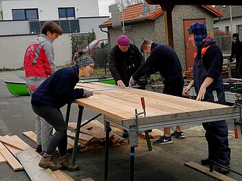 Die Außenverkleidung am Pfadfinderheim wird vorbereitet.Johanna blum