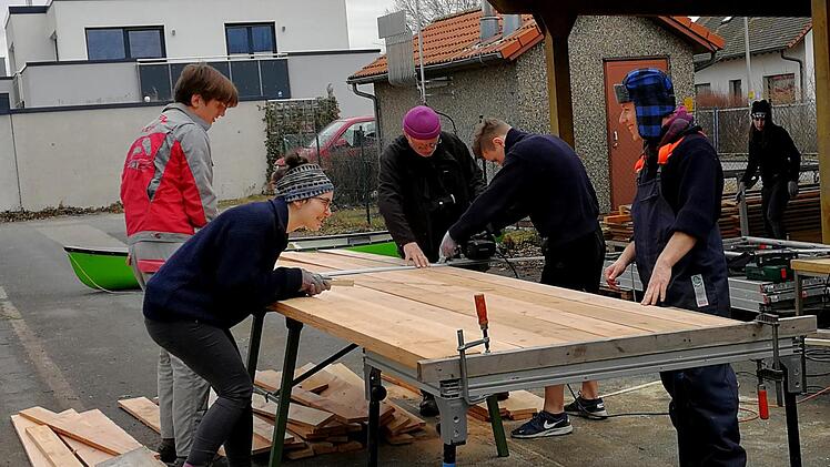 Die Außenverkleidung am Pfadfinderheim wird vorbereitet.Johanna blum