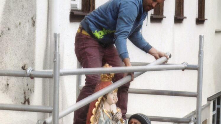 Vor etwa eineinhalb Jahren wurde die Marienfigur vorsichtig abgenommen.   Foto: Gäbelein