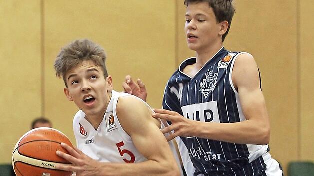Nico B&ouml;hm (links) von den Regnitztal Baskets zieht gegen den Heidelberger Linus Ihle zum Korb. Foto: sportpress