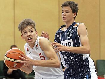 Nico B&ouml;hm (links) von den Regnitztal Baskets zieht gegen den Heidelberger Linus Ihle zum Korb. Foto: sportpress