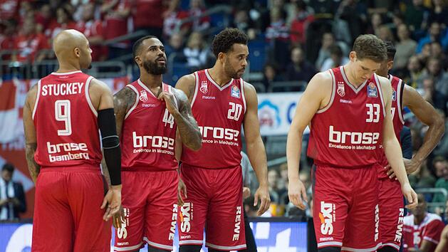 Entt&auml;uscht stehen die Bamberger (von links) Maurice Stuckey, Bryce Taylor, Elias Harris und Patrick Heckmann nach der Niederlage in Berlin auf dem Parkett der Arena am Ostbahnhof. Foto: Annegret Hilse/dpa