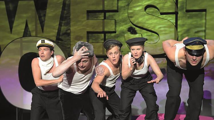 Das E.T.A.-Hoffmann-Theater (hier eine Szene aus "Der Westen") meldete für die vergangene Saison 50 000 Besucher und eine Auslastung von 80 Prozent. Foto: Martin Kaufhold