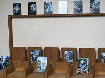 In der Kirche am Volkersberg werden bis Fronleichnam "50 Biblische Bilder" von Doris Hopf (Riedenberg) gezeigt, die sie in der Auseinandersetzung mit dem Kreuzweg Christi und der Osterbotschaft in Zeiten der Corona-Pandemie fertigte.  Foto: Bernhard Hopf