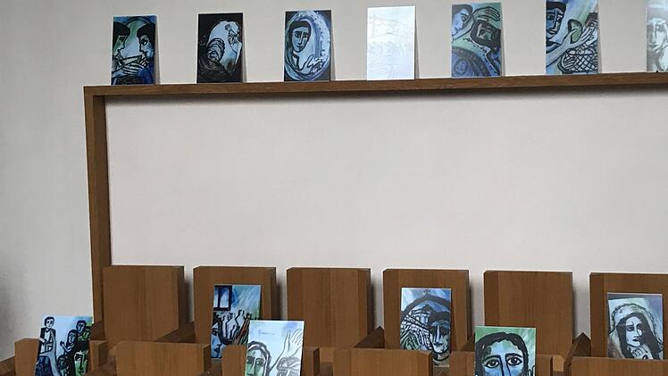 In der Kirche am Volkersberg werden bis Fronleichnam "50 Biblische Bilder" von Doris Hopf (Riedenberg) gezeigt, die sie in der Auseinandersetzung mit dem Kreuzweg Christi und der Osterbotschaft in Zeiten der Corona-Pandemie fertigte.  Foto: Bernhard Hopf