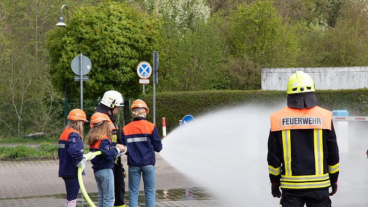 Beim Girls Day der Freiwilligen Feuerwehr Bad Br&uuml;ckenau konnten die M&auml;dchen einen Einblick in die Arbeit der Feuerwehr gewinnen.