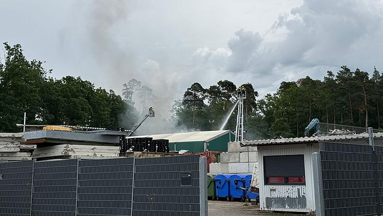 Gro&szlig;brand in Entsorgungsfachbetrieb: Warnung an die Bev&ouml;lkerung