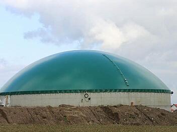 Die  neue Biogasanlage in Simmersdorf (vorne) speist ihre Abwärme ins Netz der Genossenschaft ein und versorgt Mühlhausen (hinten) mit Energie.  Foto: Andreas Dorsch