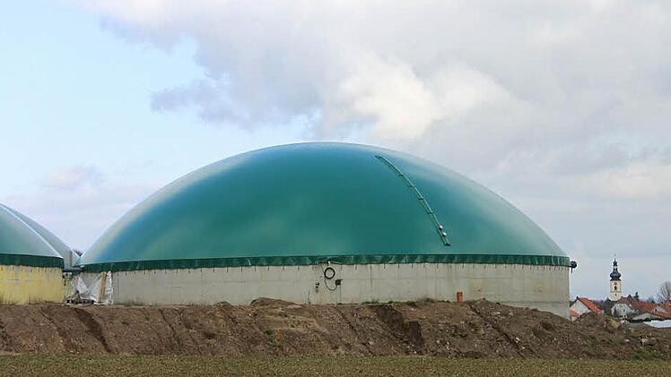 Die  neue Biogasanlage in Simmersdorf (vorne) speist ihre Abwärme ins Netz der Genossenschaft ein und versorgt Mühlhausen (hinten) mit Energie.  Foto: Andreas Dorsch