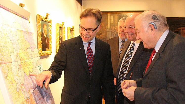 In der Lutherstube auf der Veste Coburg erläuterte Jürgen Dittrich, Präsident der Lutherweg-Gesellschaft, (links) den Verlauf des Wegs durch inzwischen sechs Bundesländer. Zuhörer waren die Coburger Bürgermeister Norbert Tessmer, Hans-Heinrich Ulmann und Schirmherr Günther Beckstein (von links).