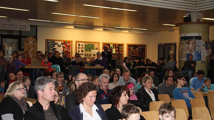 Am Tag der offenen Tür informierten sich viele Eltern über das Angebot der Schule. Fotos: Gerda Völk