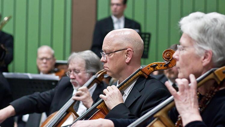 Blick in die Cello-Gruppe des "Musikfreunde"-Orchesters