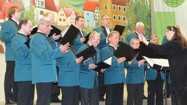 Der Männerchor des Gesangsvereins Sängerlust 1921 Steinach beim Auftritt mit Leiterin Andrea Metzler (rechts) Fotos: Björn Hein