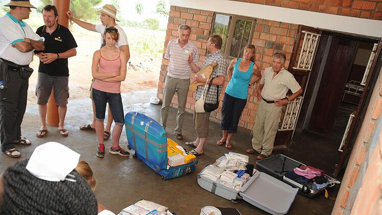 Die Gäste hatten viele Sachspenden für die neue Einrichtung im Gepäck.