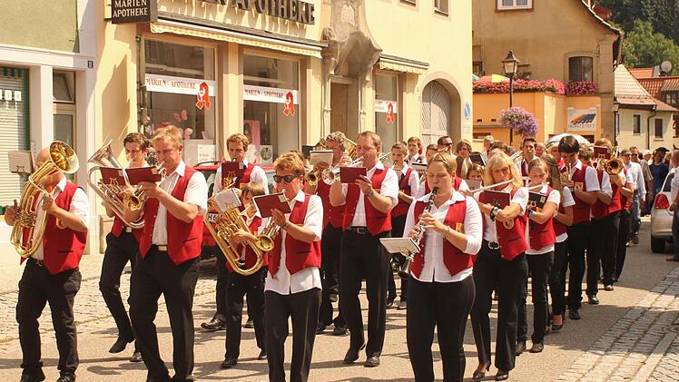 Die Stadtkapelle Eltmann eröffnete das bunte Treiben der Biertage.