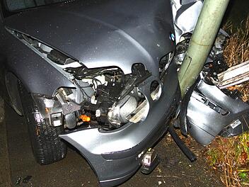 Total beschädigt wurde das Auto bei der Kollision mit der Straßenlaterne in Eltmann. Die Fahrerin blieb unverletzt.  Foto: Brigitte Krause