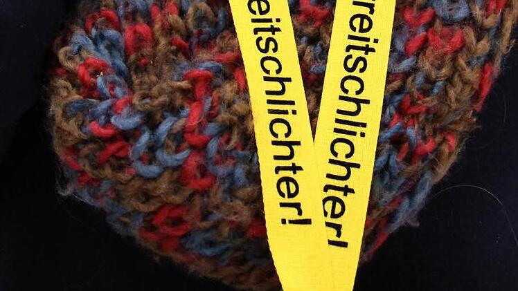Bänder mit der Aufschrift "Ich bin dein Streitschlichter" machen die Jungs und Mädels auf dem Pausenhof erkennbar. Mit den zehn neuen Streitschlichtern gibt es an der Mittelschule jetzt insgesamt 30.